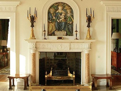 The chimney-piece with its della Robbia glazed ceramic panel The chimney-piece with its della Robbia glazed ceramic panel